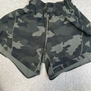 Lululemon camo hottie hot shorts, 4”